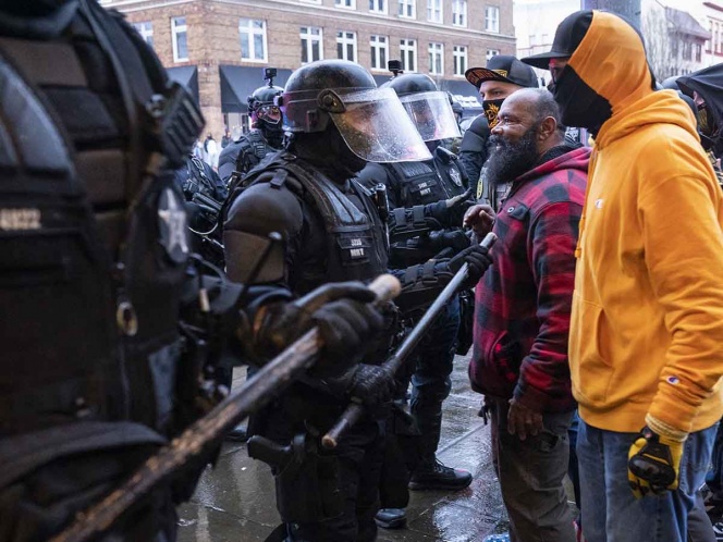 Arrestan a líder ultraderechista de EU por quema de bandera