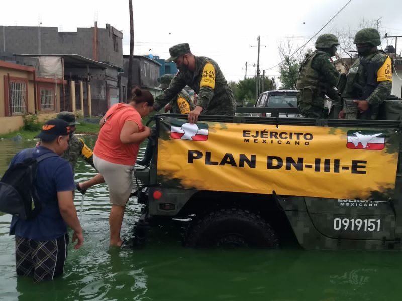 Rescatan a familias que quedaron atrapadas por inundaciones en Reynosa