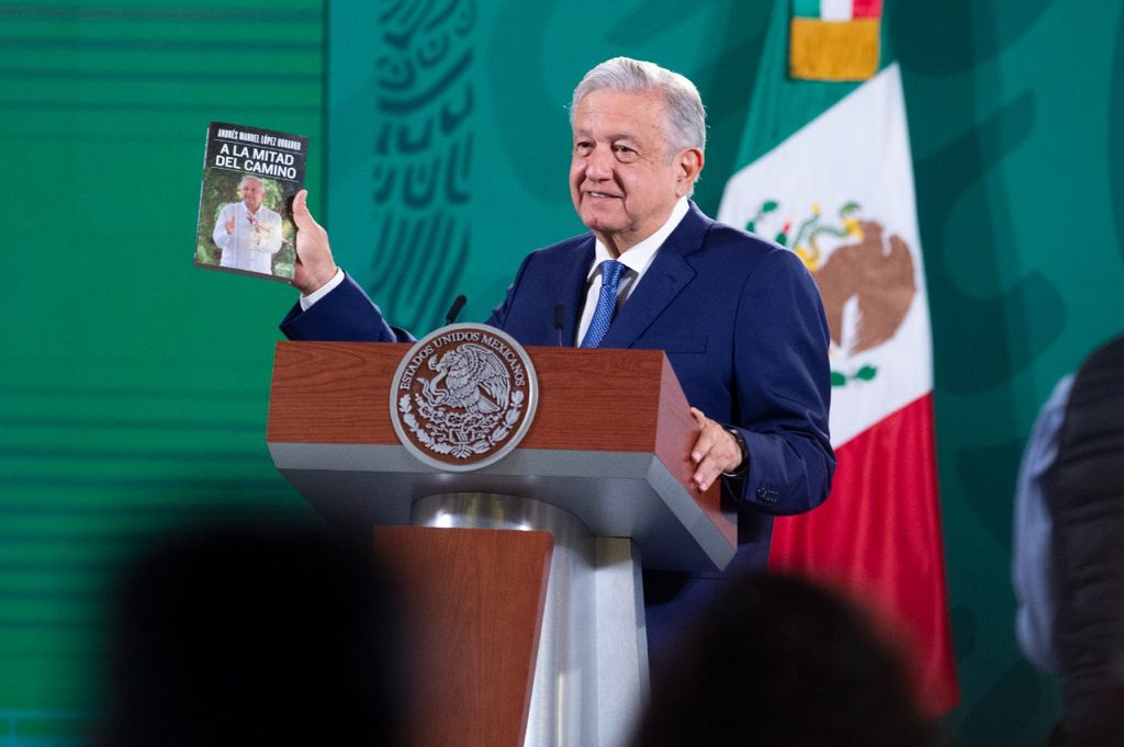AMLO presume nuevo libro “A mitad del camino”