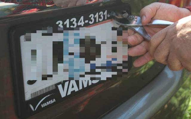 Alfaro ordenó suspender la aplicación de multas por portaplacas en autos