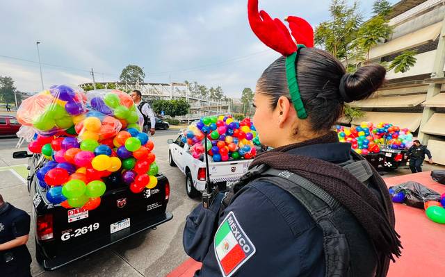 Policías de Guadalajara siguen regalando juguetes en zonas vulnerables