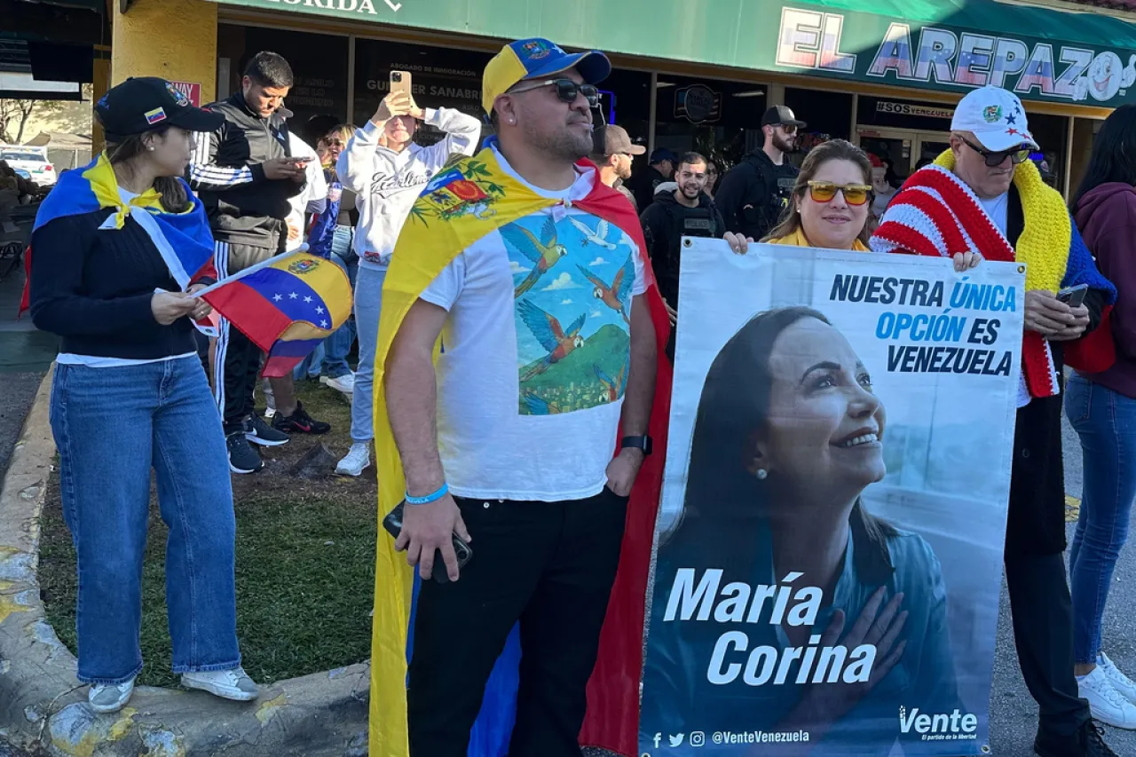 "La Victoria al Fin: Comunidad Venezolana de Miami Celebra la Caída de un Dictador y Escribe una Nueva Capítulo en la Lucha por la Libertad"