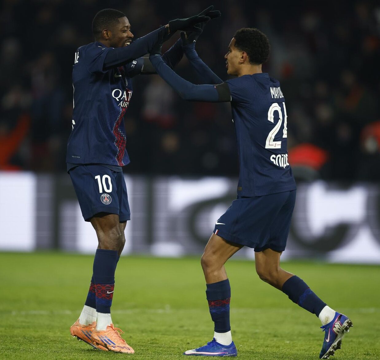 Dembélé mantiene al PSG en la pelea por la Ligue 1