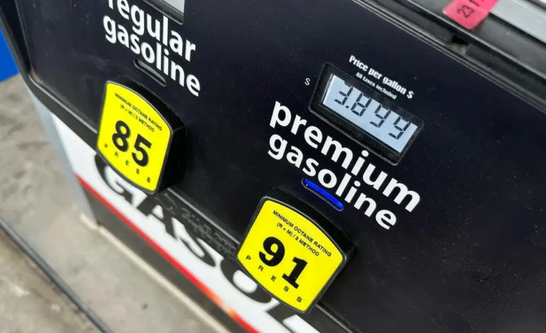 La gasolina en EE.UU. alcanza máximos históricos: supera los 3,84 dólares por galón con el petróleo por encima de los 104 dólares