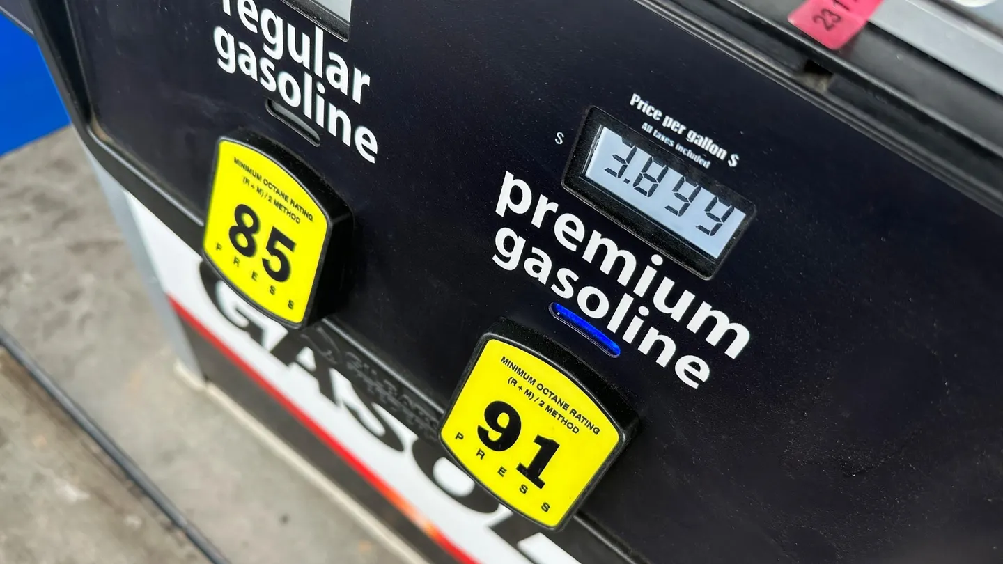 La gasolina en EE.UU. alcanza máximos históricos: supera los 3,84 dólares por galón con el petróleo por encima de los 104 dólares
