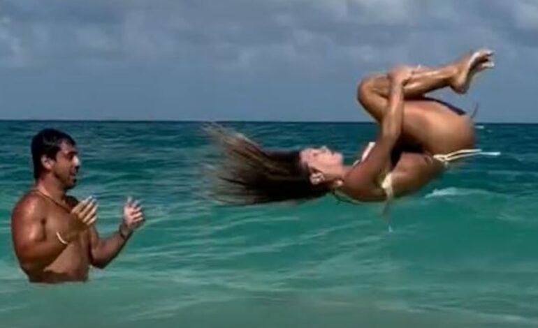 Pareja de famosos sorprende con acrobacias en el mar durante sus vacaciones de ensueño