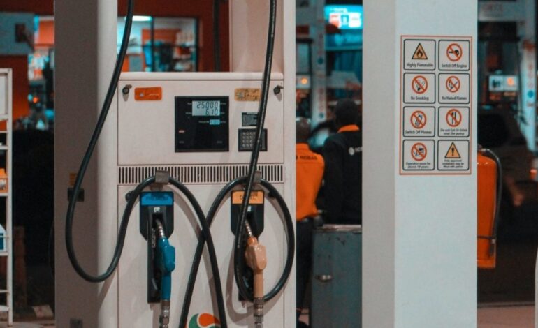 Precios récord en gasolineras: ¿Por qué los expertos prevén una crisis prolongada y qué apuesta el mercado en contra?